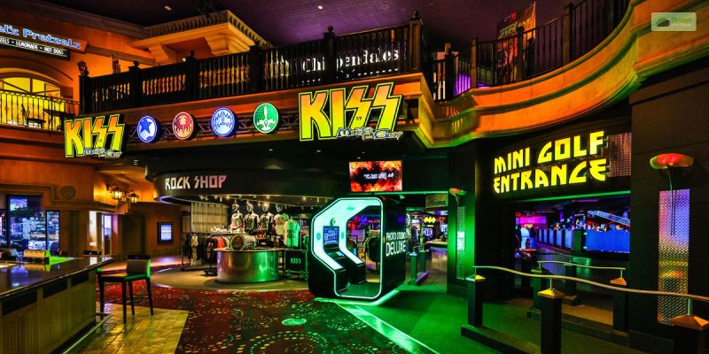 Kiss By Monster Mini Golf